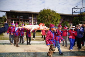 【从化年猪宴】从化非遗年猪宴体验：抬福猪、祈福、燃鞭炮、品新鲜猪杂粥、吕田大肉|广州“小泸沽湖”小杉村轻徒步