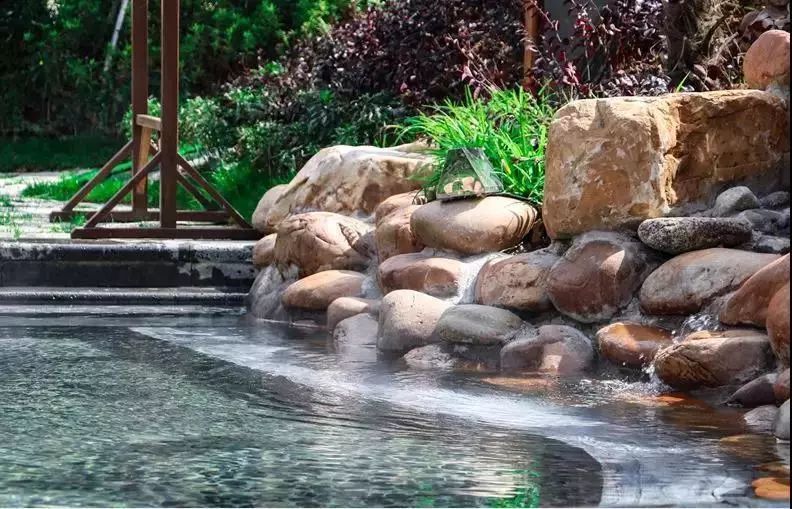 修河酒店室外温泉池共有32个泡池,周围环境优美,空气清新,白雾缭绕