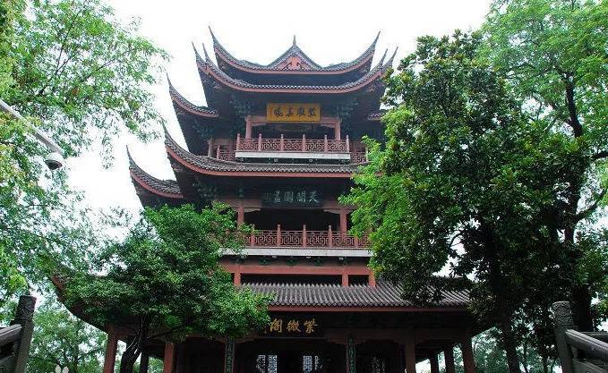 千百年来,许多文人墨客登上紫薇阁观览,题文作诗,争为传唱.