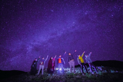 这个夏天最燃的玩法！99元=篝火晚会+露天音乐节+自助烧烤！198元双人套票还送帐篷住宿！余杭鸬鸟野趣营地露营节来啦！