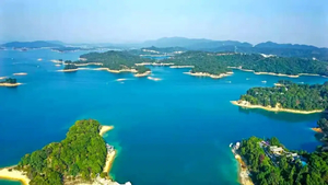 【每周四/六出发，特价298元】大美河源巴伐利亚+泡五星温泉+万绿湖镜花缘+天空之境+女儿国演出+赏喷泉吃美食，入住四星