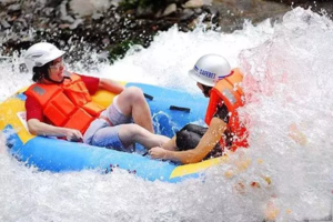 比云南人少，比恩施更清凉，一个藏在湘鄂赣边境的绝美之地，漂流+溯溪+温泉，打造夏日新玩法