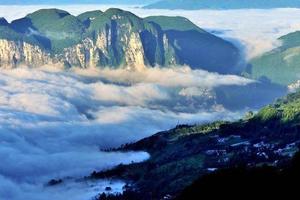 国庆自驾B【恩施+神农架 7日】恩施女儿城•大峡谷•腾龙洞•神农顶•神农坛•官门山•天生桥•大九湖 自驾7日游（住五星）