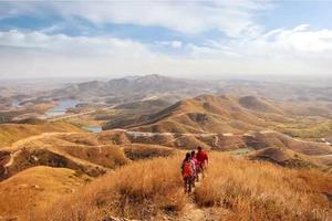 【国庆|徒步】10月6号：登顶龙王尖|赏高山草甸| 寻百年古寨1日徒步