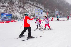【绿葱坡·滑雪冬令营】单板、双板同开，助力儿童青少年实现冰雪梦。