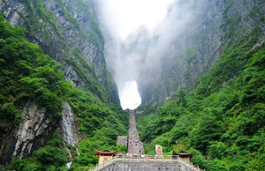 高铁往返【张家界3天】长沙、天门山国家森林公园、张家界大峡谷玻璃桥。报名付定金