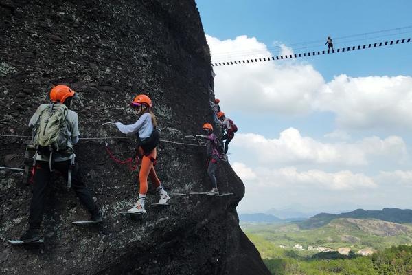 【新手攀岩】12.9周六，飞拉达攀岩新手体验，河源越王山小丹霞，挑战天空钢索栈道。