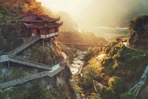 「仙侠奇缘」4.30-5.1峡谷飞瀑、悬崖仙宿、夜游望仙谷，邂逅衢州‘小湘西，传统小吃与文创潮玩碰撞