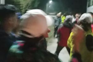 等待收尾的友友们下山，虽然天已经黑了，坚决不落下任何一个人