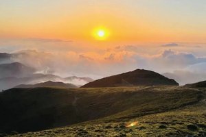 （特价90）每周三/五/六晚｜【夜爬东灵山】•观云海日出の迎接黎明曙光一场星河-云海与日出的征程