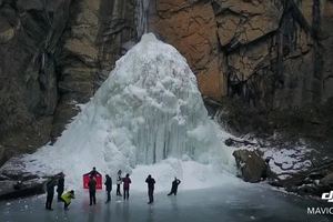 挂沟瀑布大冰挂