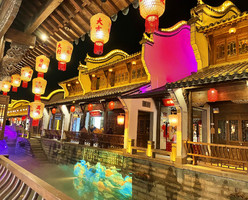 2025年12月13日  梦回千年盛世 凤凰天仙影视城+云梦江南水乡 祥云湾 白天+夜景 双景区一日特价游 