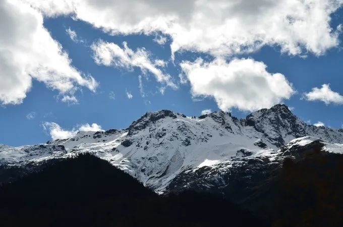 ▼白马雪山"双u型山谷",是冰川在流动时,侵蚀山谷而成.