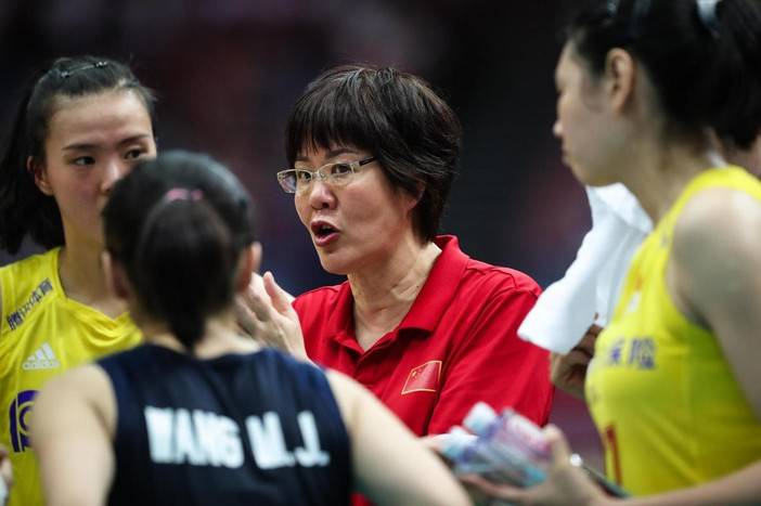 ChinaheadcoachLangPingbriefsherplayersduringatimeout