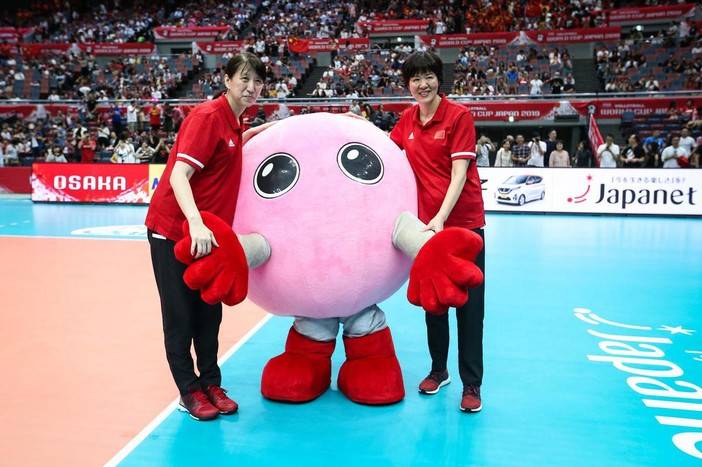 ChinaheadcoachLangPingandassistantcoachLaiYawensphotowithmascot