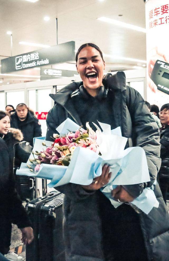女扣将来了！山西女篮外援伊丽莎白-坎贝奇抵达太原