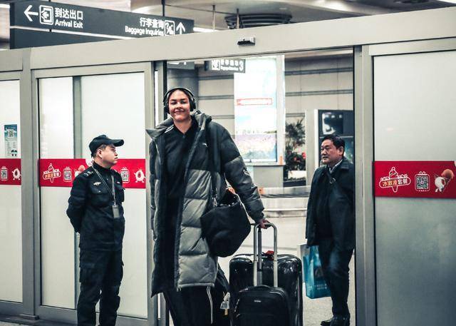 女扣将来了！山西女篮外援伊丽莎白-坎贝奇抵达太原