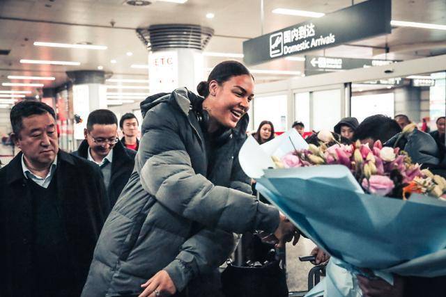 女扣将来了！山西女篮外援伊丽莎白-坎贝奇抵达太原