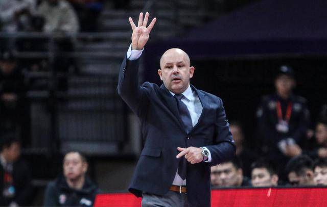 愧当国手！25分钟得6分，全场隐身惹怒雅尼斯，比赛未完提前离场