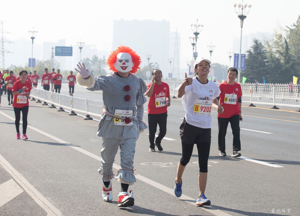 10月21日，参赛选手在半程马拉松比赛中。