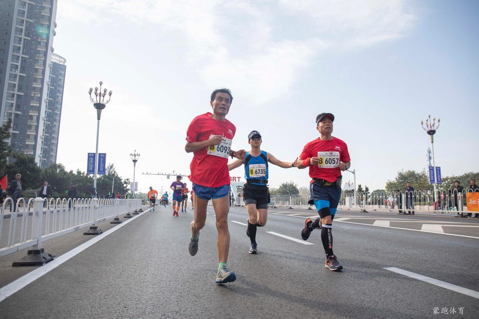 10月21日，参赛选手在马拉松比赛中。 (2)