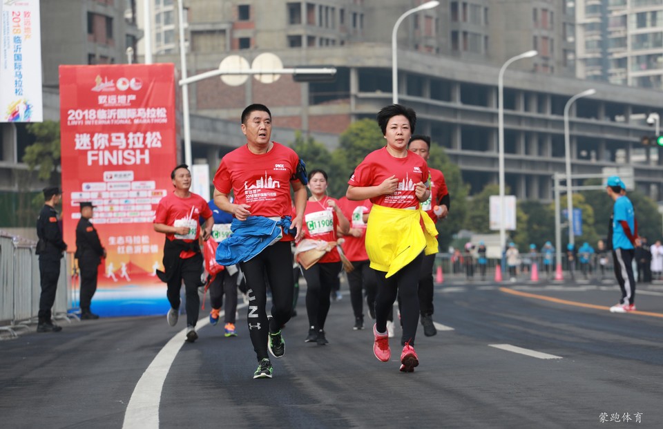 10月21日，参赛选手在迷你马拉松比赛中。
