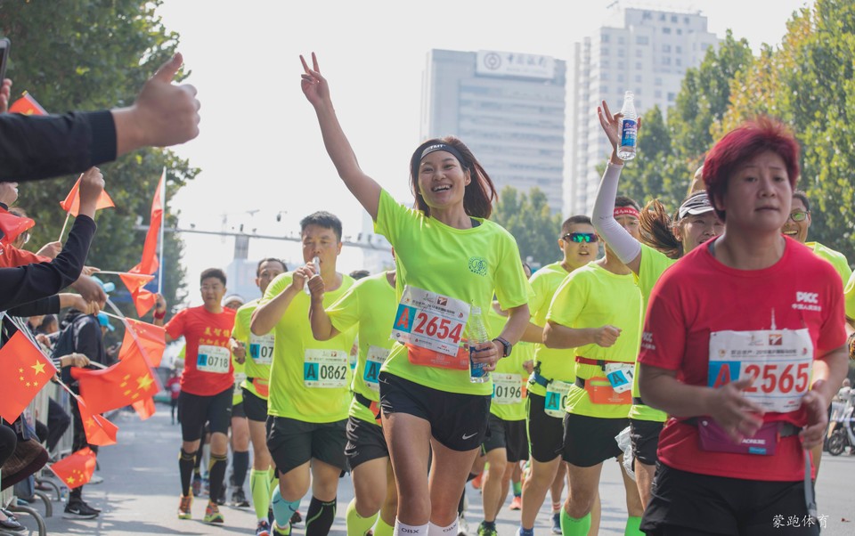 10月21日，参赛选手在全程马拉松比赛中。