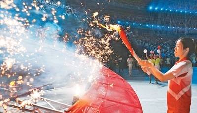 开幕式火炬手杨倩点燃第十四届全运会主火炬。新华社记者 彭子洋摄