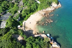 跟团或自驾【小三门岛-竹篙岛露营2日】五一、周三、六、节假日丨海岛隐藏玩法：避世玻璃海玩水，体验一回渔夫生活，星空营地