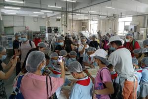 【亲子/单飞1天】佛山 | 夏天清凉溯溪~南海湾溪谷闯关探秘+行山遇见“悟空”+采摘最鲜甜荔枝+西樵大饼DIY制作工厂￥