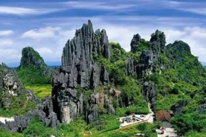 【阳春鸡笼顶2天 】周六出发｜探秘阳春八景之龙宫岩+春湾石林、徒步南方呼伦贝尔-鸡笼顶、入住温泉酒店