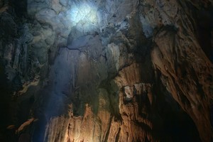 【阳山桨板探洞+观威灵古殿自驾or包车】每周六、日、节假日平时天天出发|阳山溶洞桨板 ，威灵古殿-云上天宫 上山玩水之旅