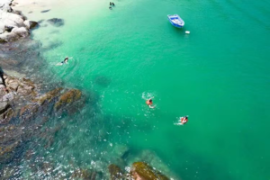 【盐洲岛+情人湾2天】周六、节假日 | 未开发小岛情人湾浮潜，海上划桨板，盐洲岛滩涂赶海，彩石滩旅拍，住准四海景公寓