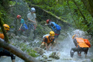 【多彩贵州6天5晚亲子营】走进多彩贵州！在天眼逐梦苍穹，小七孔&黄果树领略诗意山水，苗寨解锁多彩民族风情！