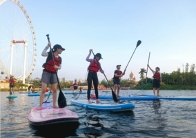 【摩天轮灯光秀夕阳桨板旅拍】五一端午168元 |地铁直达|佛山顺德欢乐海岸网红打卡地摩天轮下桨板体验，可夜划（平日提前预