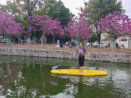 佛山顺德碧江民乐公园也能玩桨板啦，五一/端午/周末/平日每天可以预约，还可以品顺德美食、逛古村落祠堂石板巷，百年古桥旅拍