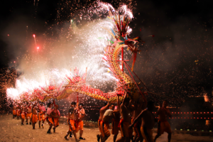 元宵节【梅州非遗2天游】3.03-04 |  观赏非遗文化千年火龙，打铁花， 篝火晚会，赏阴那山樱花