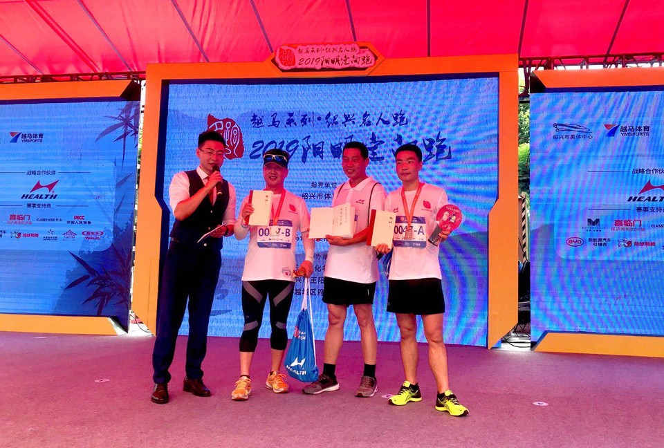 第一组获绍兴市政协副主席冯建荣先生签名的著作《越语》