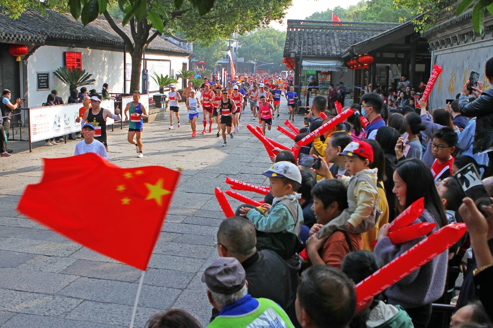 国旗引领 我们前进-章月阳