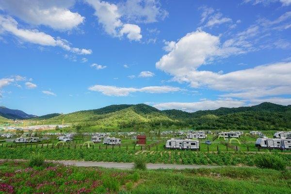 「房车基地」在北京邂逅离你最近的“瑞士小镇”——海坨山谷