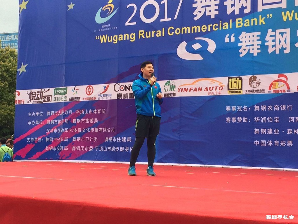 央视《体育新闻》主播袁文栋也来到了环湖马拉松的现场,并参与了奔跑!