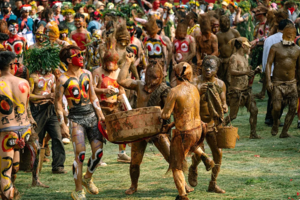 【弥勒祭火节狂欢】元阳梯田-罗平油菜花-九龙瀑布-樱花谷-弥勒东风韵-屏边大围山-滇越人字桥-建水-弥勒祭火节狂欢7日游