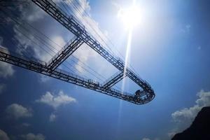 華東鋁業(yè)定制，磐安挑戰(zhàn)華東第一玻璃橋，探險(xiǎn)世界級(jí)高空玻璃懸廊！