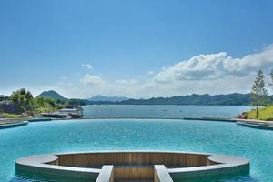 八月定制滬馬樂園·主題民宿·無邊泳池，世界第一·玻璃懸廊·文淵獅城