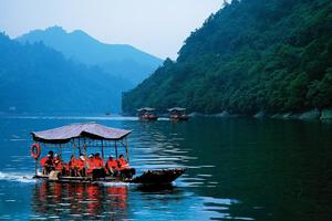 7月2日已成團富春桃源+網紅龍鱗壩，坐竹筏，游富春山水，溶洞納涼，看燈光秀，送午餐！