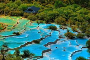 4月每天發團【玩聚九寨峨樂】全程2+1保姆車出行開啟溫泉體驗之旅6日5晚