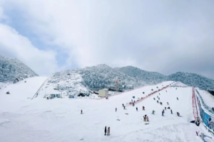 【秭归屈原滑雪＋温泉2日】全新雪场，够大够新够畅滑；江畔温泉，够美够暖够私密；还有萌萌企鹅伴你玩耍