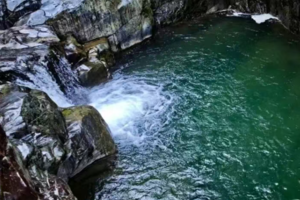 【户外溯溪-新线-6岁以上】8月30日水质极佳，咸宁清岩河溯溪跳潭囚渡