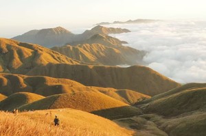 【11月7日晚-9日】徒步反穿无边的草甸之巅，穿云入雾--金色武功山