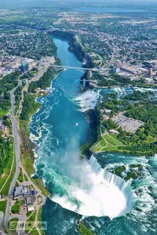 我们生活的星球之上,有无数令人不可思议的奇景 请慢慢欣赏吧!